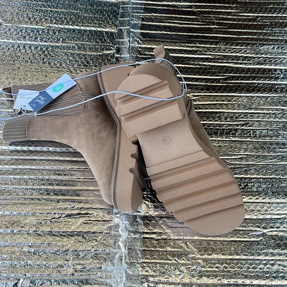 New Woman’s  Tan Suede Chelsea Boots - Picture 3 of 6